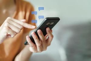 mujer joven con smartphone escribiendo, charlando conversación. tecnología foto