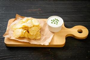 papas fritas con salsa de crema agria foto