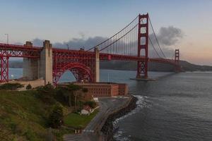 Puente Golden Gate iluminado al amanecer, San Francisco, EE.