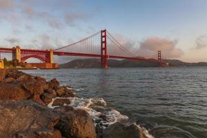 Puente Golden Gate iluminado al amanecer, San Francisco, EE. foto