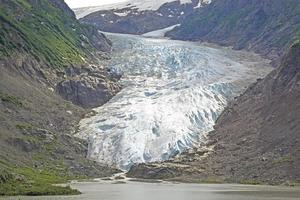 glaciar costero que sale de las montañas foto