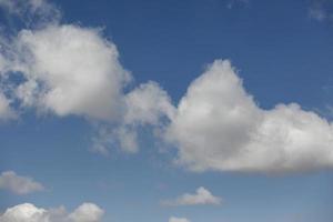 cielo azul y nubes, nubes blancas flotando en el cielo foto