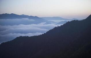 entre la niebla vista a la montaña, puesta de sol, rize, turquía foto