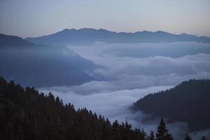 entre la niebla vista a la montaña, puesta de sol, rize, turquía foto
