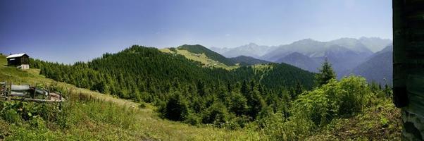 Turquía, rize, meseta de pokut, casas históricas de la meseta y vistas a la naturaleza foto