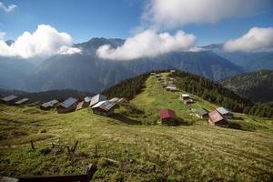 Turquía, rize, meseta de pokut, casas históricas de la meseta y vistas a la naturaleza foto