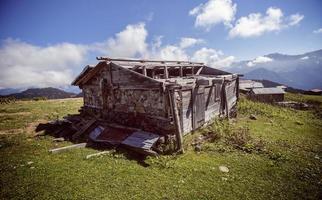 antigua casa de madera histórica, resortes de la casa de madera foto