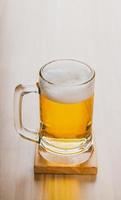 Vasos de cerveza ligera, cerveza artesanal fría en un vaso sobre la mesa de madera