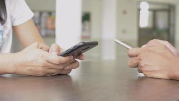 Frau und Mann SMS-Nachricht auf dem Smartphone für soziales Online.