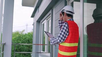 l'ispettore o l'ingegnere sta controllando la struttura dell'edificio video