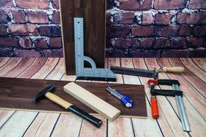 herramientas para colocar laminado de madera o parquet en el suelo foto