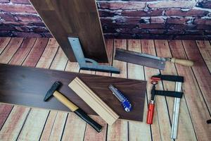 herramientas para colocar laminado de madera o parquet en el suelo foto