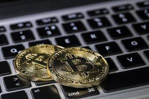 bitcoins, dinero criptográfico, transacciones bitcoin en una computadora portátil foto