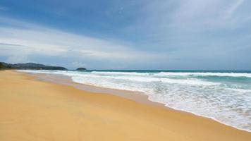 playa de arena tropical con océano azul foto