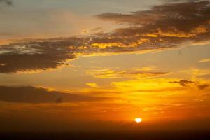 majestuosas nubes en el cielo puesta de sol foto