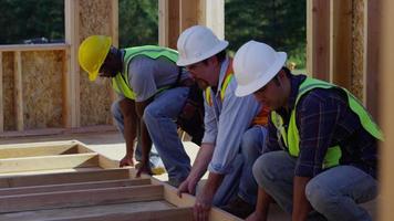 grupo de trabalhadores da construção em pé na parede video