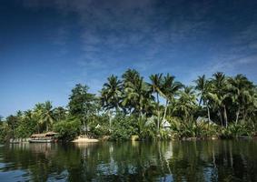 Ferry tradicional de la selva en el muelle sobre el río Tatai en Camboya foto