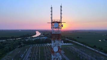 tour de communication au coucher du soleil video