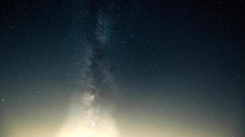 fantastico lasso di tempo del cielo notturno con la galassia della Via Lattea video