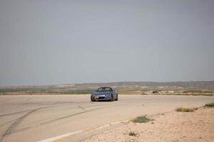 coches en la pista de carreras y en las carreteras del desierto foto