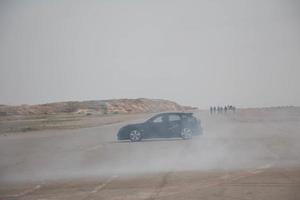 coches en la pista de carreras y en las carreteras del desierto