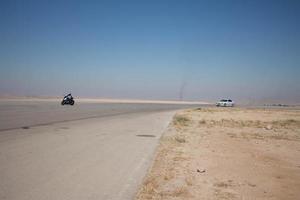 coches en la pista de carreras y en las carreteras del desierto