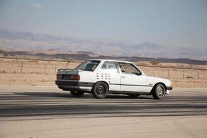 coches en la pista de carreras y en las carreteras del desierto foto