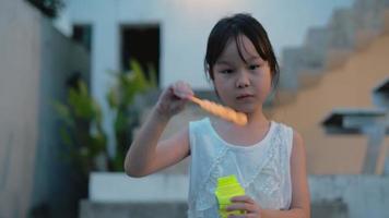 asiatisches süßes Mädchen mit langen schwarzen Haaren, Blasen. video