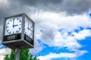 enorme reloj de la calle al aire libre y nubes foto