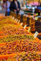 Venta de aceitunas vegetales orgánicos saludables en el bazar foto