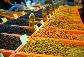 Venta de aceitunas vegetales orgánicos saludables en el bazar foto