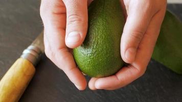 tomaten en avocado op zwarte tafel close-up video