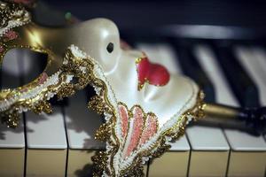 Carnaval de Venecia teatro máscara y teclas de piano. foto