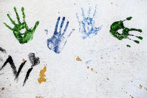 Graffiti grunge forma de símbolo de la mano en la pared de piedra foto