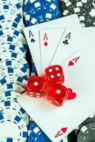 Juego de cartas y monedas de póquer de dados rojos foto