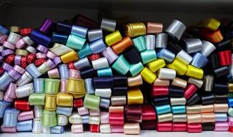 Rollos de tela industrial de material textil colorido de algodón foto