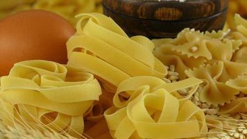 pasta de macarrones italianos sin cocer foto