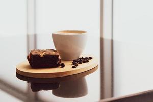Set of cappuccino and brownie searved in the cafe. coffee shop concept photo