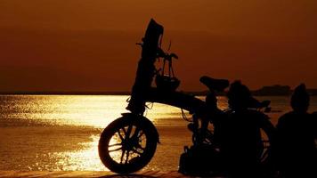 silueta de personas cerca de la playa video