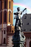Estatua del símbolo de la justicia de la libertad en Frankfurt, Alemania foto