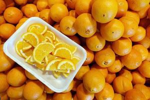 fruta fresca y jugosa naranja foto