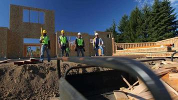 grupo de trabalhadores da construção em frente ao local de trabalho video