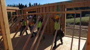 grupo de trabajadores de la construcción de pie pared video