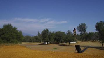 piloto de motocross yendo de gran salto, cámara lenta, tiro 4k en rojo épico video