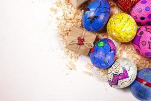 coloridos huevos de pascua pascual y caja de regalo foto