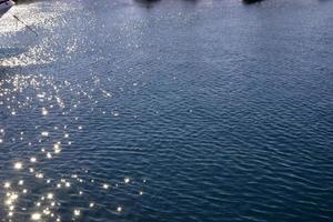 agua de mar azul con reflejos del sol y ondas. foto