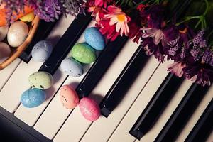 huevos de pascua pascual y teclas de piano y flores