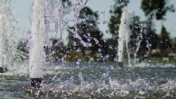 fontana in una piscina d'acqua video