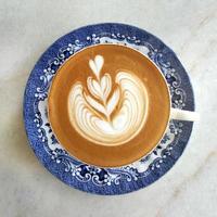 Vista superior de una taza de café latte art. foto