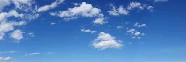 cielo panorámico de colores vibrantes con nubes en un día soleado. foto